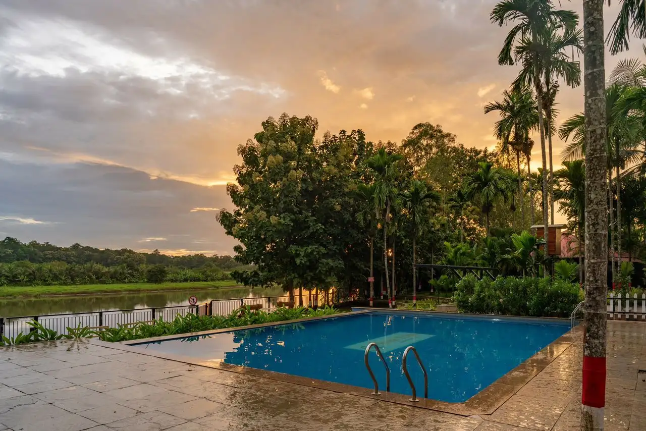 Riverside seating zone with lawns at River Edge Retreat