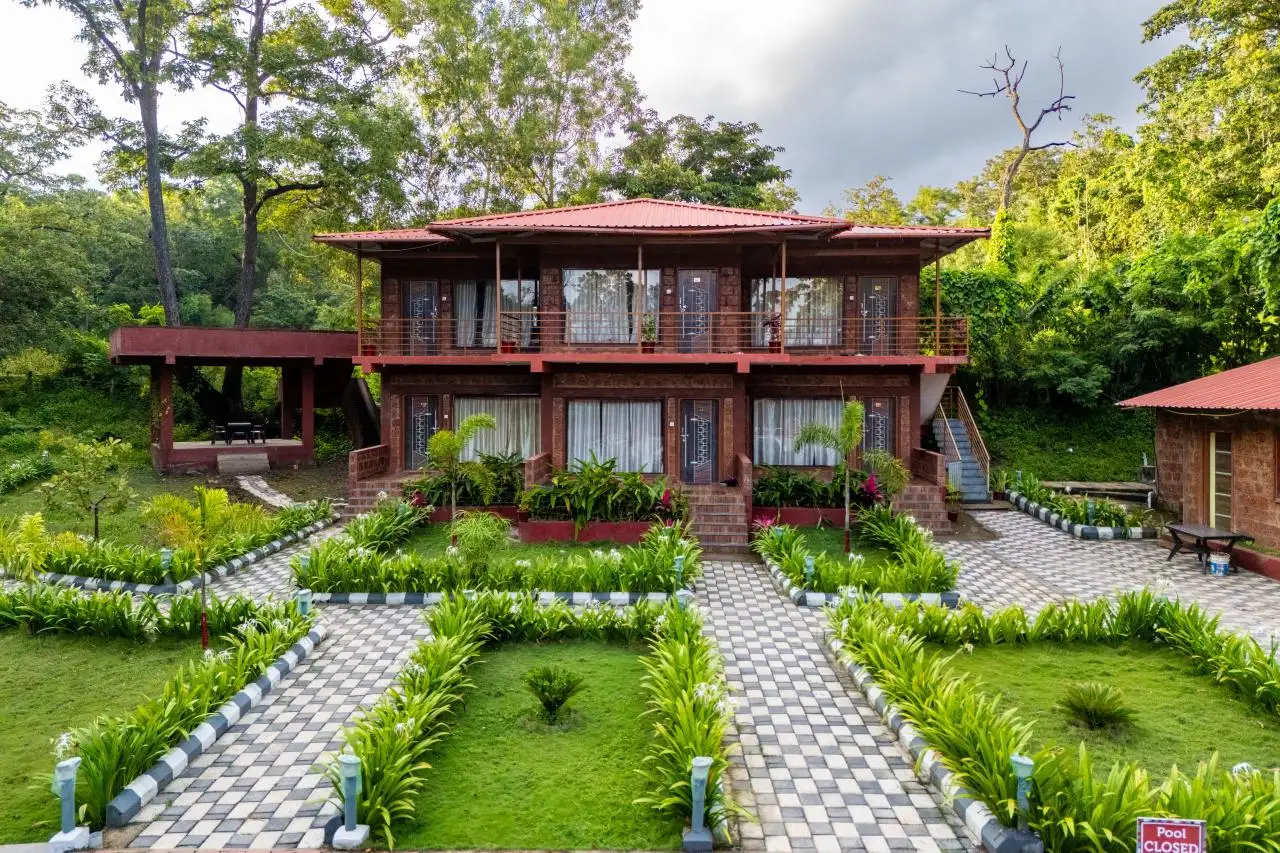 Front elevation of Dandeli Safar jungle resort with landscaped walkway